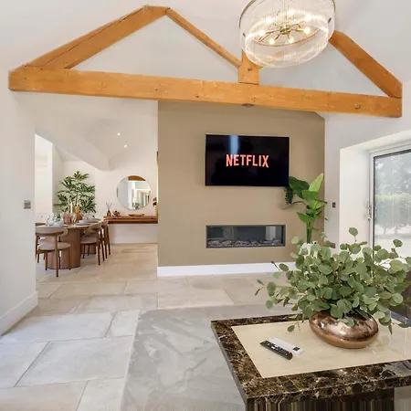 The Smithy - Luxury Barn Conversion Near Malton & York Sleeps 6 *