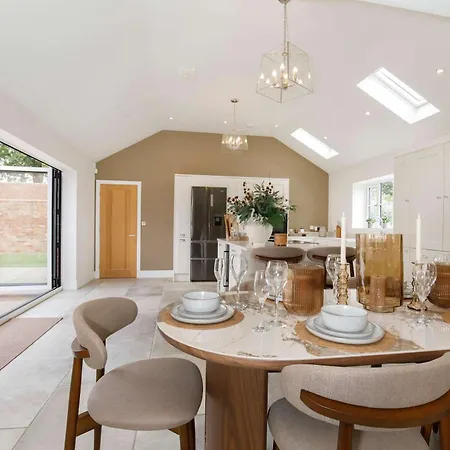 The Smithy - Luxury Barn Conversion Near Malton & York Sleeps 6 *